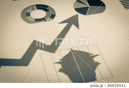 人口ピラミッドと上向き矢印 人口構成 上昇 高齢化 グラフ 人口ピラミッドと上向き矢印 人口構成 上昇 高齢化 グラフ 80639541