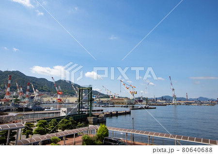 《広島県・呉市》大和波止場から眺める呉港 80640688