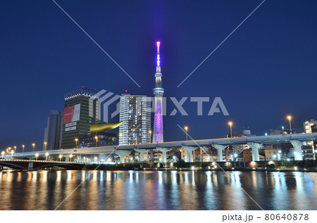 浅草駅近くの駒形橋から見る隅田川の夜景と通常ライティング「雅」を点灯する東京スカイツリー 浅草駅近くの駒形橋から見る隅田川の夜景と通常ライティング「雅」を点灯する東京スカイツリー 80640878
