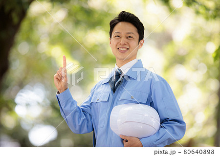 作業着の男性　ミドル　屋外　ヘルメット 80640898