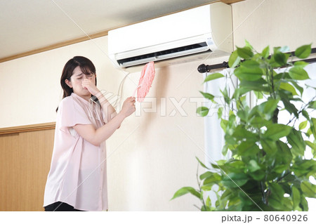 エアコンの臭いを嗅ぐ女性 80640926