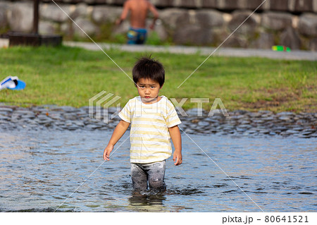 夏休みの一コマ　水遊び 80641521