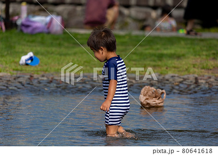 夏休みの一コマ　水遊び 80641618