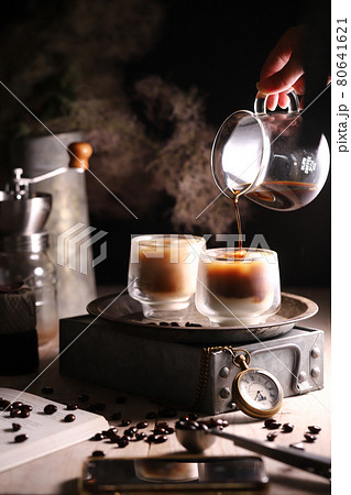 グラスに注ぐコーヒー 80641621