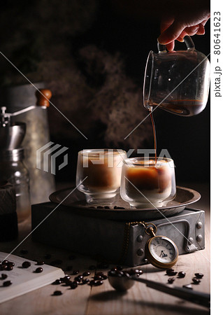グラスに注ぐコーヒー グラスに注ぐコーヒー 80641623