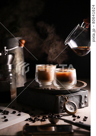 グラスに注ぐコーヒー グラスに注ぐコーヒー 80641624