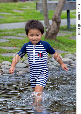 夏休みの一コマ 水遊び 夏休みの一コマ 水遊び 80641713