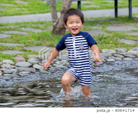夏休みの一コマ 水遊び 夏休みの一コマ 水遊び 80641714