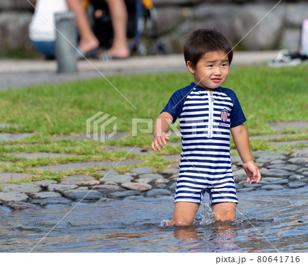 夏休みの一コマ　水遊び 80641716