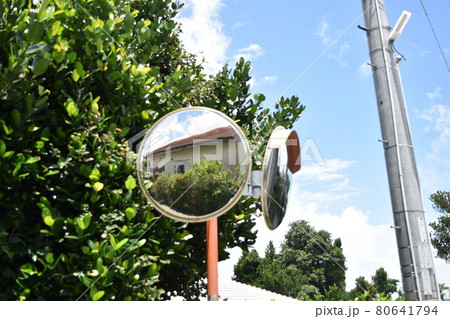 この町唯一のカーブミラー 80641794