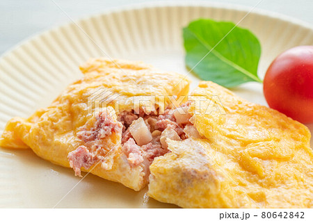 コンビーフハッシュ入りのオムレツ 80642842