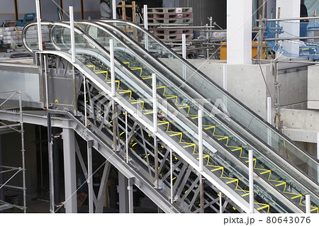 エスカレーター（設置工事中） 80643076