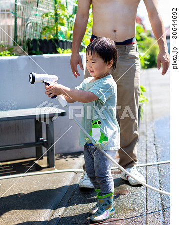 親子で水遊び 80644692