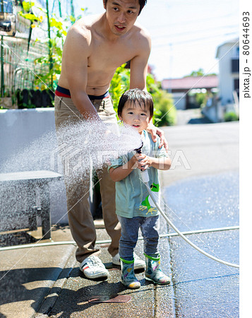 親子で水遊び 80644693