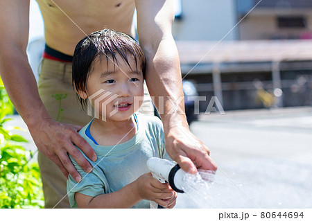 親子で水遊び 80644694