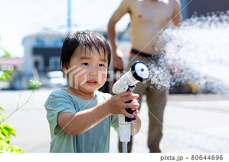 親子で水遊び 80644696