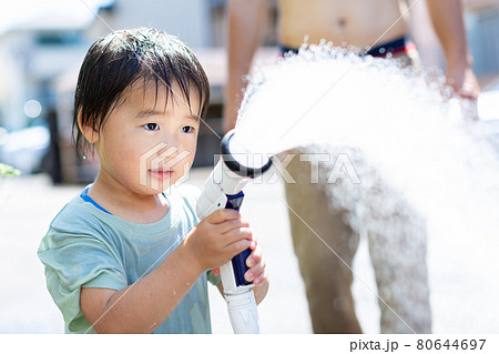 親子で水遊び 80644697