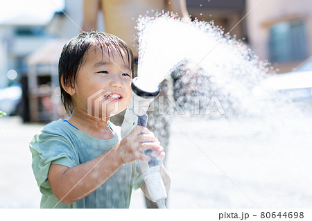 親子で水遊び 80644698
