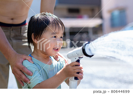 親子で水遊び 80644699