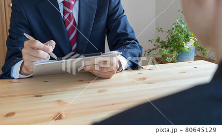 面接をするスーツ姿の男性。書類にサインする男性。イメージ 80645129