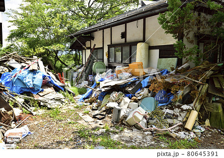 ゴミ屋敷。空き家に不法投棄されたゴミの山。 ゴミ屋敷。空き家に不法投棄されたゴミの山。 80645391