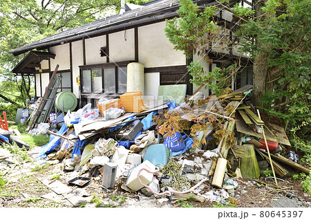 ゴミ屋敷。空き家に不法投棄されたゴミの山。 80645397