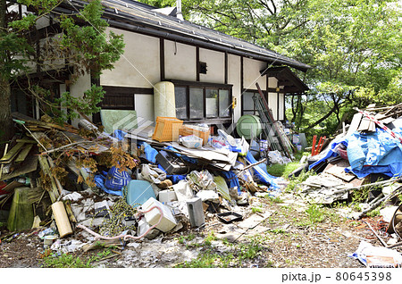 ゴミ屋敷。空き家に不法投棄されたゴミの山。 80645398