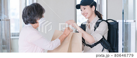 デリバリーの注文を受け取るシニア女性 80646779