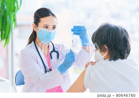 シニアにワクチンを刺す医療従事者 80646780