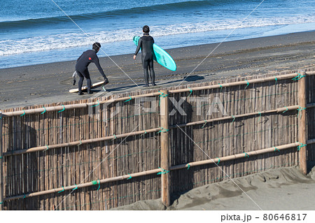【江の島西海岸からの堆砂垣とサーファー】 80646817