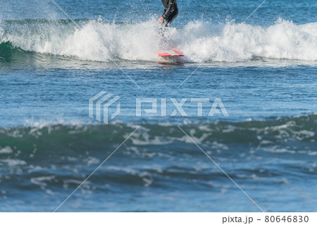 【強風吹き荒れる春の嵐の中のサーフィン】 80646830