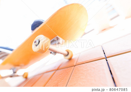 スケボー　スケートボード　【 人気 の スポーツ の イメージ 】 80647085