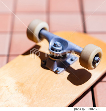 スケボー　スケートボード　【 人気 の スポーツ の イメージ 】 80647099