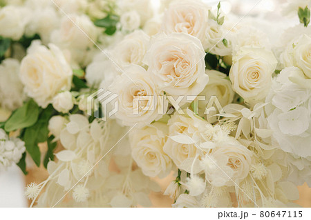 Beautiful white and green floral decoration on wedding table in restauratnt Beautiful white and green floral decoration on wedding table in restauratnt 80647115