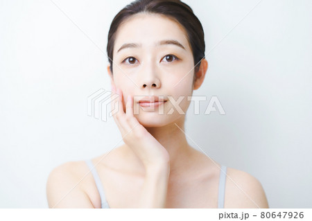 肌の状態を確かめる女性 80647926