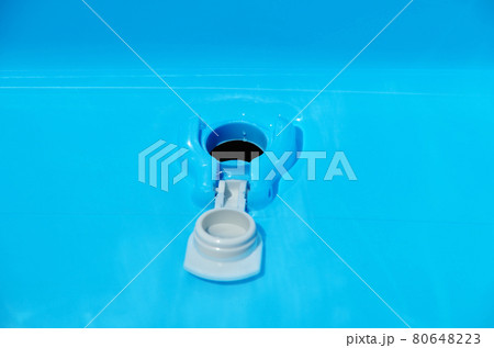 青い盥の底面の白い排水キャップを開けて水を抜いた光景 青い盥の底面の白い排水キャップを開けて水を抜いた光景 80648223