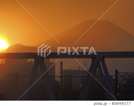 黄昏の鉄道橋と富士山 黄昏の鉄道橋と富士山 80649377