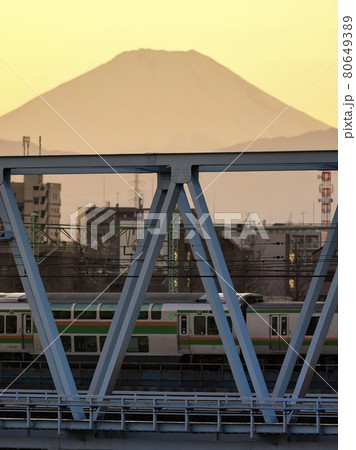 黄昏の鉄道橋と富士山  80649389