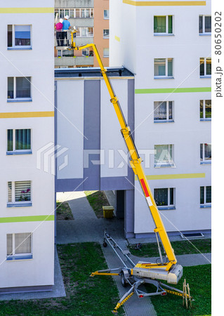 modern mobile self propelled hydraulic lifting platform in action modern mobile self propelled hydraulic lifting platform in action 80650202