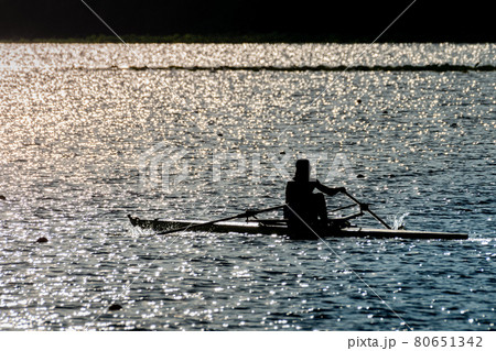 夕日でシルエットのシングルスカルレガッタ 夕日でシルエットのシングルスカルレガッタ 80651342