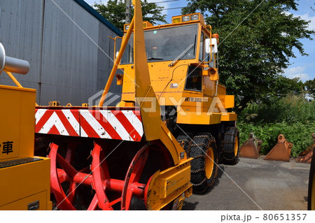 待機中の除雪車 80651357
