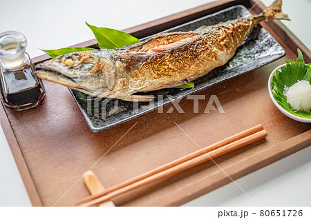豪快に一匹丸ごと鯖塩焼き 豪快に一匹丸ごと鯖塩焼き 80651726