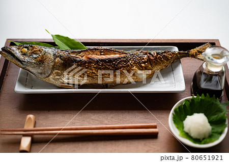豪快に一匹丸ごと鯖塩焼き 80651921