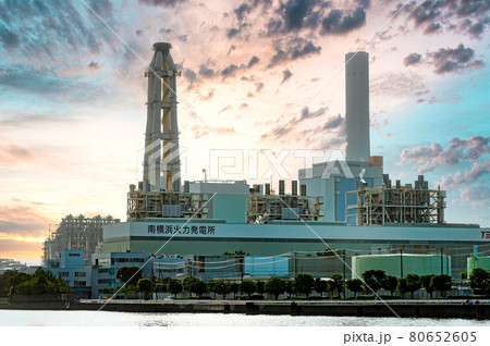 電源開発株式会社磯子火力発電所夕景 80652605