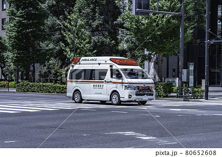 サイレンを鳴らし街中を走る緊急車両(救急車) サイレンを鳴らし街中を走る緊急車両(救急車) 80652608