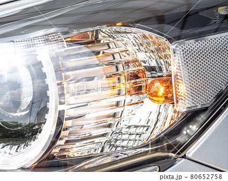 ヘッドライトのウインカー点滅のアップ 80652758