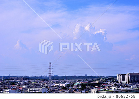 都心方面から湧き上がる入道雲 80652759