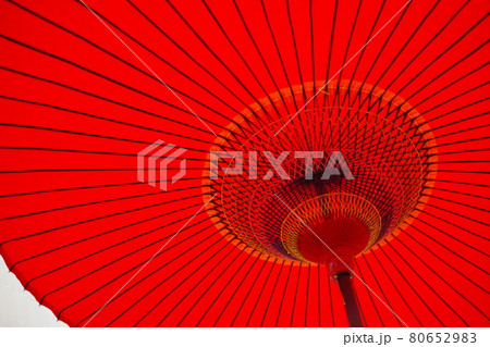 茶屋に設置されていた和傘 80652983