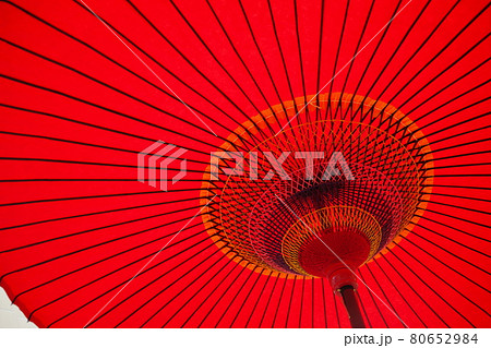 茶屋に設置されていた和傘 80652984