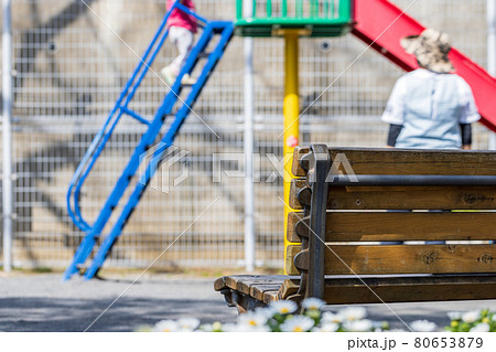 公園の滑り台で遊ぶ子供とそれを見守る母親 80653879